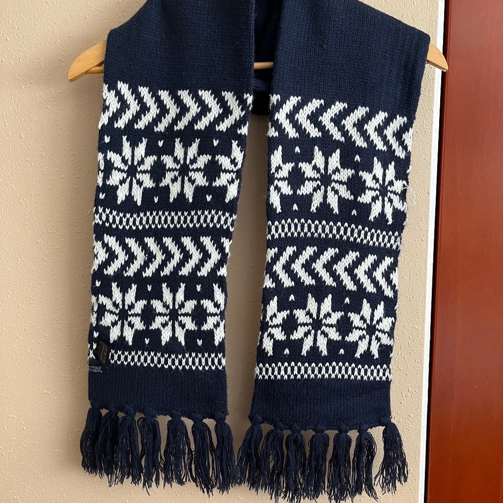 Scarf navy and white knit